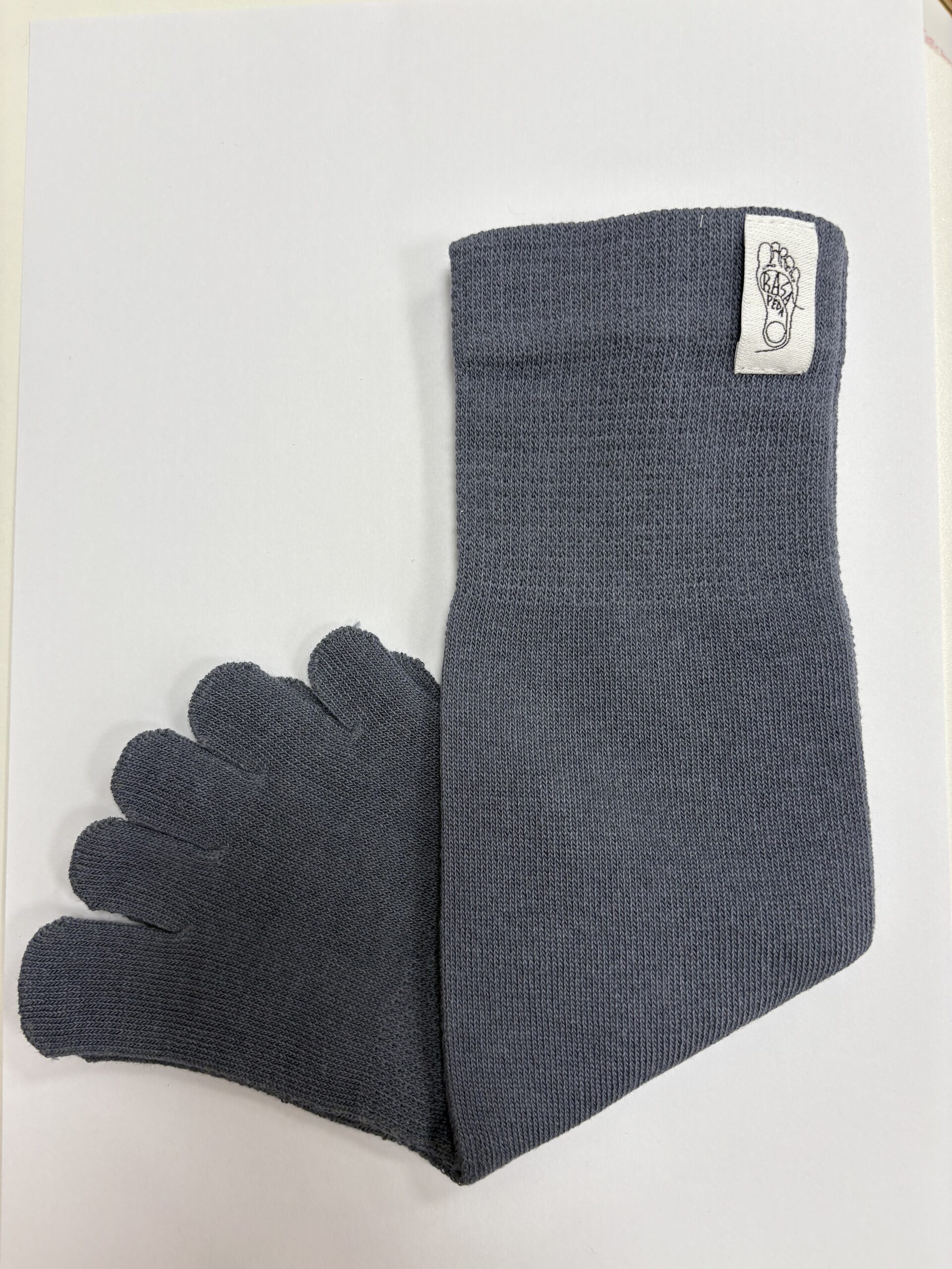 Pilkos ilgos pirštuotos Basa Pėda kojinės