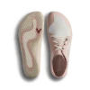 "Vivobarefoot Primus Lite 3.5" moteriška avalynė - dusty rose - tai modelis, skirtas natūraliam judėjimui ir jėgos stiprinimui įvairių treniruočių metu. Dėl lengvos konstrukcijos ir kvėpuojančios medžiagos šie bateliai užtikrina komfortą ir judesių laisvę, kartu leisdami tiesiogiai jausti žemę. Perdirbtų medžiagų naudojimas pabrėžia gamintojo įsipareigojimą siekti tvarumo.