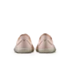"Vivobarefoot Primus Lite 3.5" moteriška avalynė - dusty rose - tai modelis, skirtas natūraliam judėjimui ir jėgos stiprinimui įvairių treniruočių metu. Dėl lengvos konstrukcijos ir kvėpuojančios medžiagos šie bateliai užtikrina komfortą ir judesių laisvę, kartu leisdami tiesiogiai jausti žemę. Perdirbtų medžiagų naudojimas pabrėžia gamintojo įsipareigojimą siekti tvarumo.
