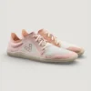 "Vivobarefoot Primus Lite 3.5" moteriška avalynė - dusty rose - tai modelis, skirtas natūraliam judėjimui ir jėgos stiprinimui įvairių treniruočių metu. Dėl lengvos konstrukcijos ir kvėpuojančios medžiagos šie bateliai užtikrina komfortą ir judesių laisvę, kartu leisdami tiesiogiai jausti žemę. Perdirbtų medžiagų naudojimas pabrėžia gamintojo įsipareigojimą siekti tvarumo.