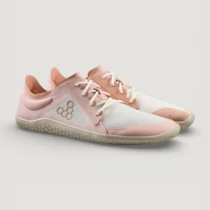 "Vivobarefoot Primus Lite 3.5" moteriška avalynė - dusty rose - tai modelis, skirtas natūraliam judėjimui ir jėgos stiprinimui įvairių treniruočių metu. Dėl lengvos konstrukcijos ir kvėpuojančios medžiagos šie bateliai užtikrina komfortą ir judesių laisvę, kartu leisdami tiesiogiai jausti žemę. Perdirbtų medžiagų naudojimas pabrėžia gamintojo įsipareigojimą siekti tvarumo.