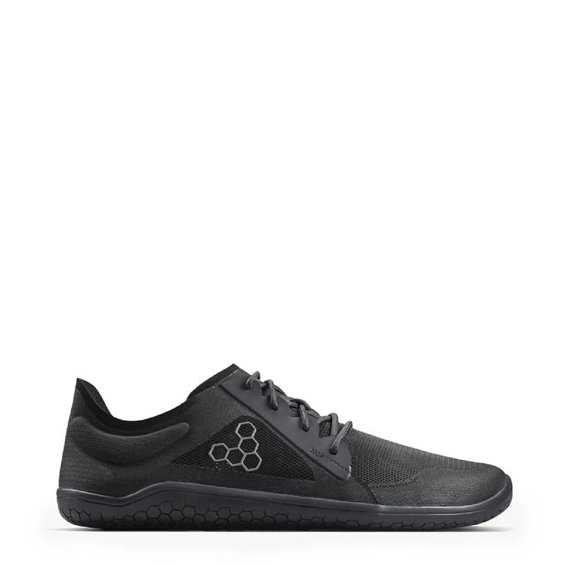 "Vivobarefoot Primus IV - tai modelis, skirtas natūraliam judėjimui ir jėgos stiprinimui įvairių treniruočių metu. Dėl lengvos konstrukcijos ir kvėpuojančios medžiagos šie bateliai užtikrina komfortą ir judesių laisvę, kartu leisdami tiesiogiai jausti žemę. Perdirbtų medžiagų naudojimas pabrėžia gamintojo įsipareigojimą siekti tvarumo.