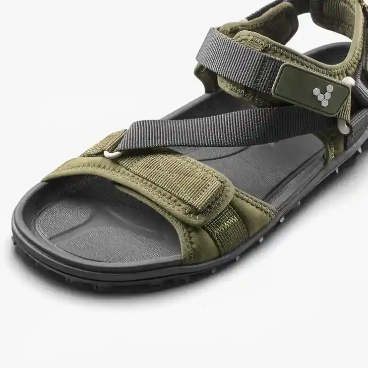 Vivobarefoot Tracker Ora – lengvos moteriškos barefoot basutės su plačia pirštų zona, lanksčiu sukibimą užtikrinančiu padu ir reguliuojamais dirželiais, sukurtos natūraliam judėjimui žygiuose bei kasdieniam dėvėjimui.