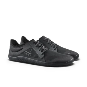 "Vivobarefoot Primus IV - tai modelis, skirtas natūraliam judėjimui ir jėgos stiprinimui įvairių treniruočių metu. Dėl lengvos konstrukcijos ir kvėpuojančios medžiagos šie bateliai užtikrina komfortą ir judesių laisvę, kartu leisdami tiesiogiai jausti žemę. Perdirbtų medžiagų naudojimas pabrėžia gamintojo įsipareigojimą siekti tvarumo.