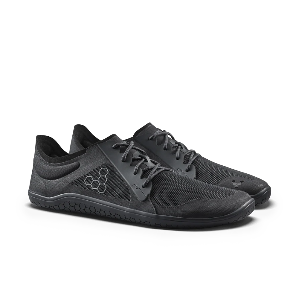 "Vivobarefoot Primus IV - tai modelis, skirtas natūraliam judėjimui ir jėgos stiprinimui įvairių treniruočių metu. Dėl lengvos konstrukcijos ir kvėpuojančios medžiagos šie bateliai užtikrina komfortą ir judesių laisvę, kartu leisdami tiesiogiai jausti žemę. Perdirbtų medžiagų naudojimas pabrėžia gamintojo įsipareigojimą siekti tvarumo.