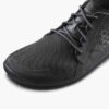 "Vivobarefoot Primus IV - tai modelis, skirtas natūraliam judėjimui ir jėgos stiprinimui įvairių treniruočių metu. Dėl lengvos konstrukcijos ir kvėpuojančios medžiagos šie bateliai užtikrina komfortą ir judesių laisvę, kartu leisdami tiesiogiai jausti žemę. Perdirbtų medžiagų naudojimas pabrėžia gamintojo įsipareigojimą siekti tvarumo.