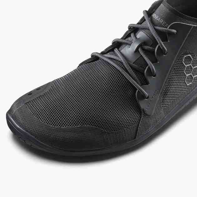 "Vivobarefoot Primus IV - tai modelis, skirtas natūraliam judėjimui ir jėgos stiprinimui įvairių treniruočių metu. Dėl lengvos konstrukcijos ir kvėpuojančios medžiagos šie bateliai užtikrina komfortą ir judesių laisvę, kartu leisdami tiesiogiai jausti žemę. Perdirbtų medžiagų naudojimas pabrėžia gamintojo įsipareigojimą siekti tvarumo.
