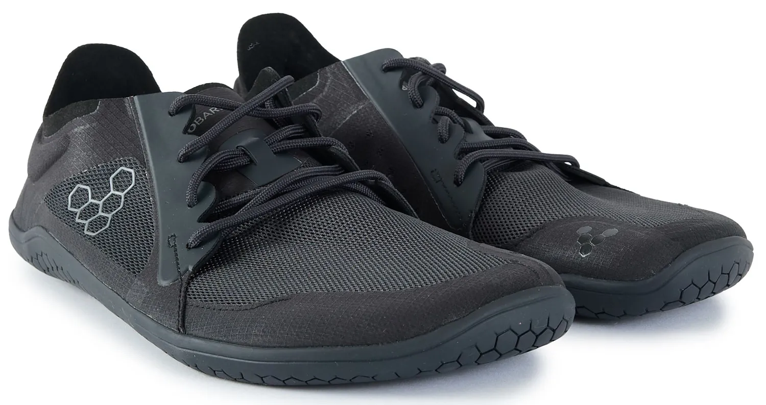 "Vivobarefoot Primus IV - tai modelis, skirtas natūraliam judėjimui ir jėgos stiprinimui įvairių treniruočių metu. Dėl lengvos konstrukcijos ir kvėpuojančios medžiagos šie bateliai užtikrina komfortą ir judesių laisvę, kartu leisdami tiesiogiai jausti žemę. Perdirbtų medžiagų naudojimas pabrėžia gamintojo įsipareigojimą siekti tvarumo.