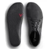 "Vivobarefoot Primus IV - tai modelis, skirtas natūraliam judėjimui ir jėgos stiprinimui įvairių treniruočių metu. Dėl lengvos konstrukcijos ir kvėpuojančios medžiagos šie bateliai užtikrina komfortą ir judesių laisvę, kartu leisdami tiesiogiai jausti žemę. Perdirbtų medžiagų naudojimas pabrėžia gamintojo įsipareigojimą siekti tvarumo.