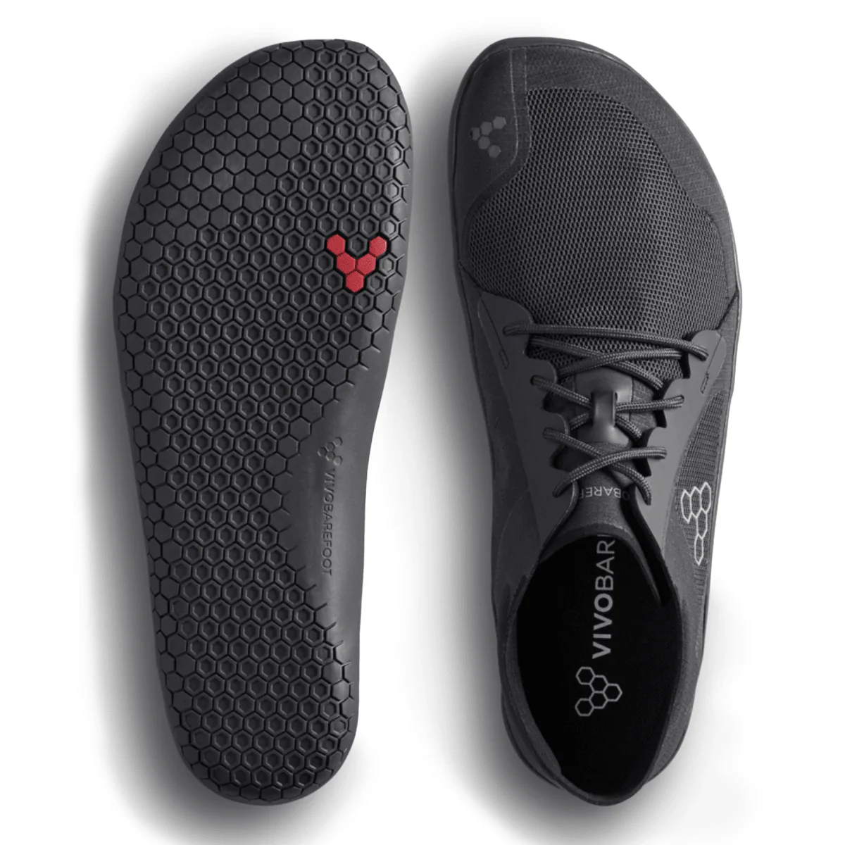 "Vivobarefoot Primus IV - tai modelis, skirtas natūraliam judėjimui ir jėgos stiprinimui įvairių treniruočių metu. Dėl lengvos konstrukcijos ir kvėpuojančios medžiagos šie bateliai užtikrina komfortą ir judesių laisvę, kartu leisdami tiesiogiai jausti žemę. Perdirbtų medžiagų naudojimas pabrėžia gamintojo įsipareigojimą siekti tvarumo.